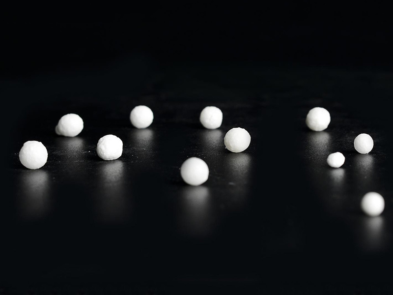 Popraw systemy filtracji za pomocą naszych wysokiej jakości kulek z aktywowanego glinoku