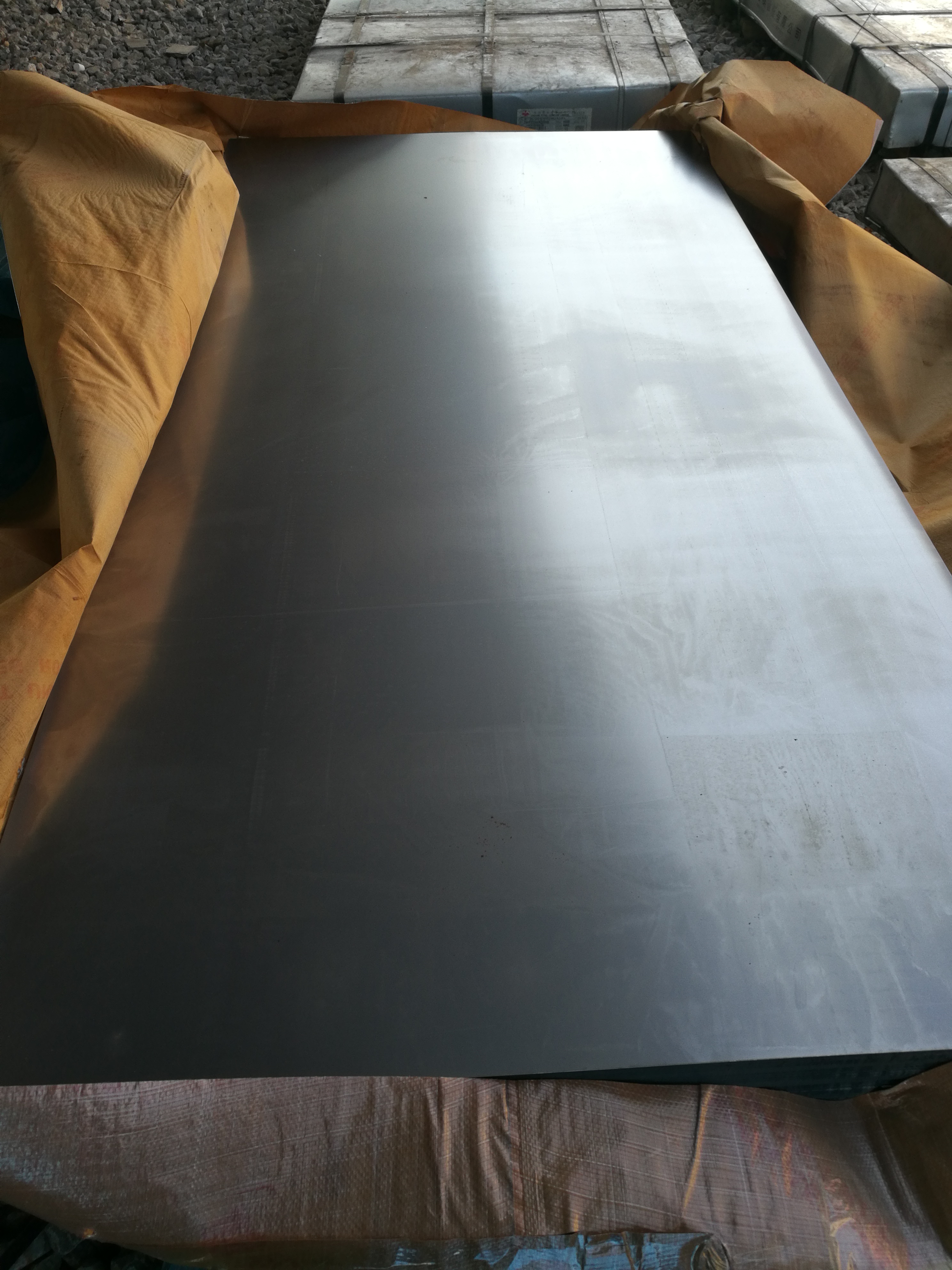 The main differences between hot-rolled and cold-rolled plates: Production process, physical properties, uses, and surface quality. 