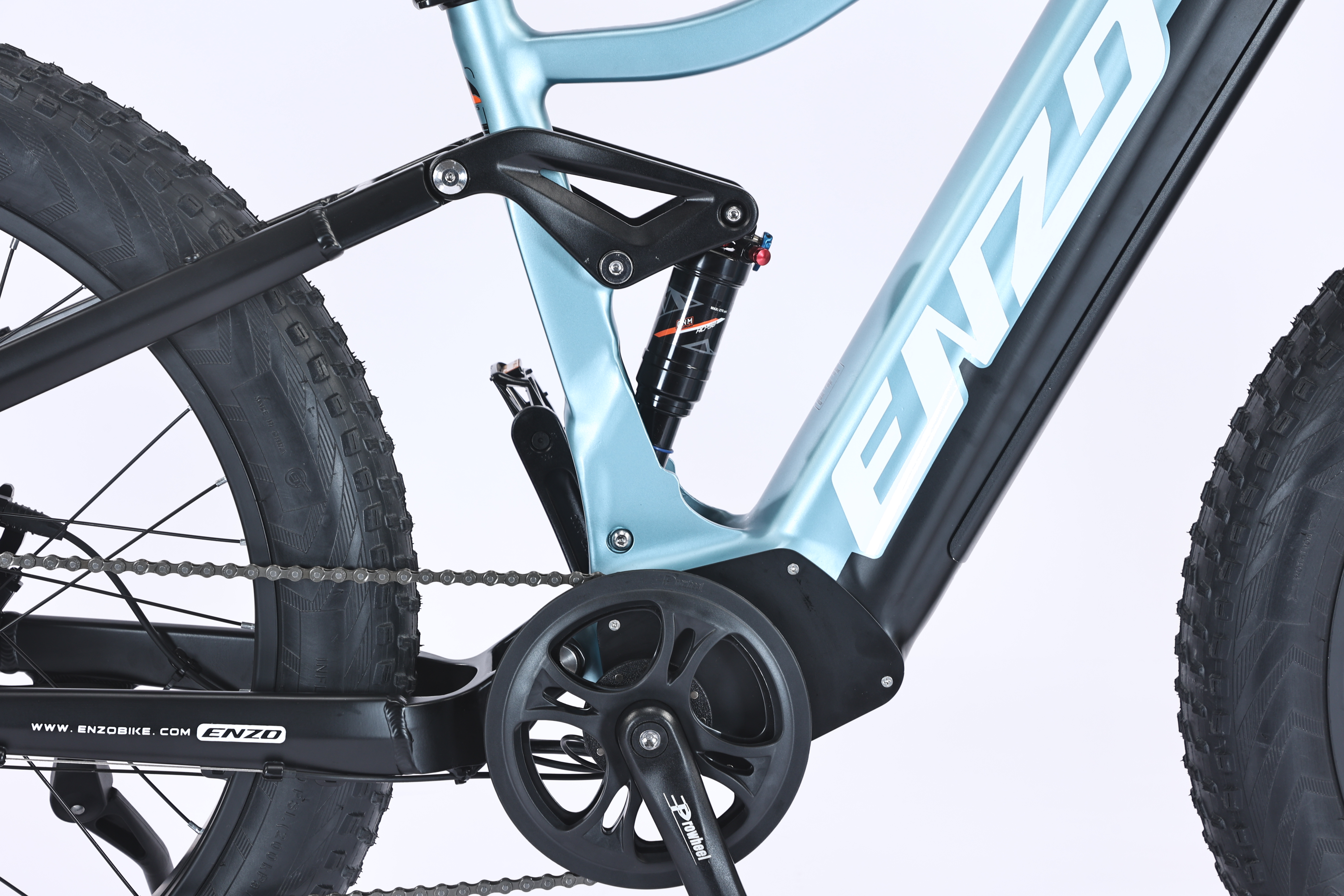 Feic ceannas fúithi ar pháipéar ón gcéad amhras ar eaebike full MTB