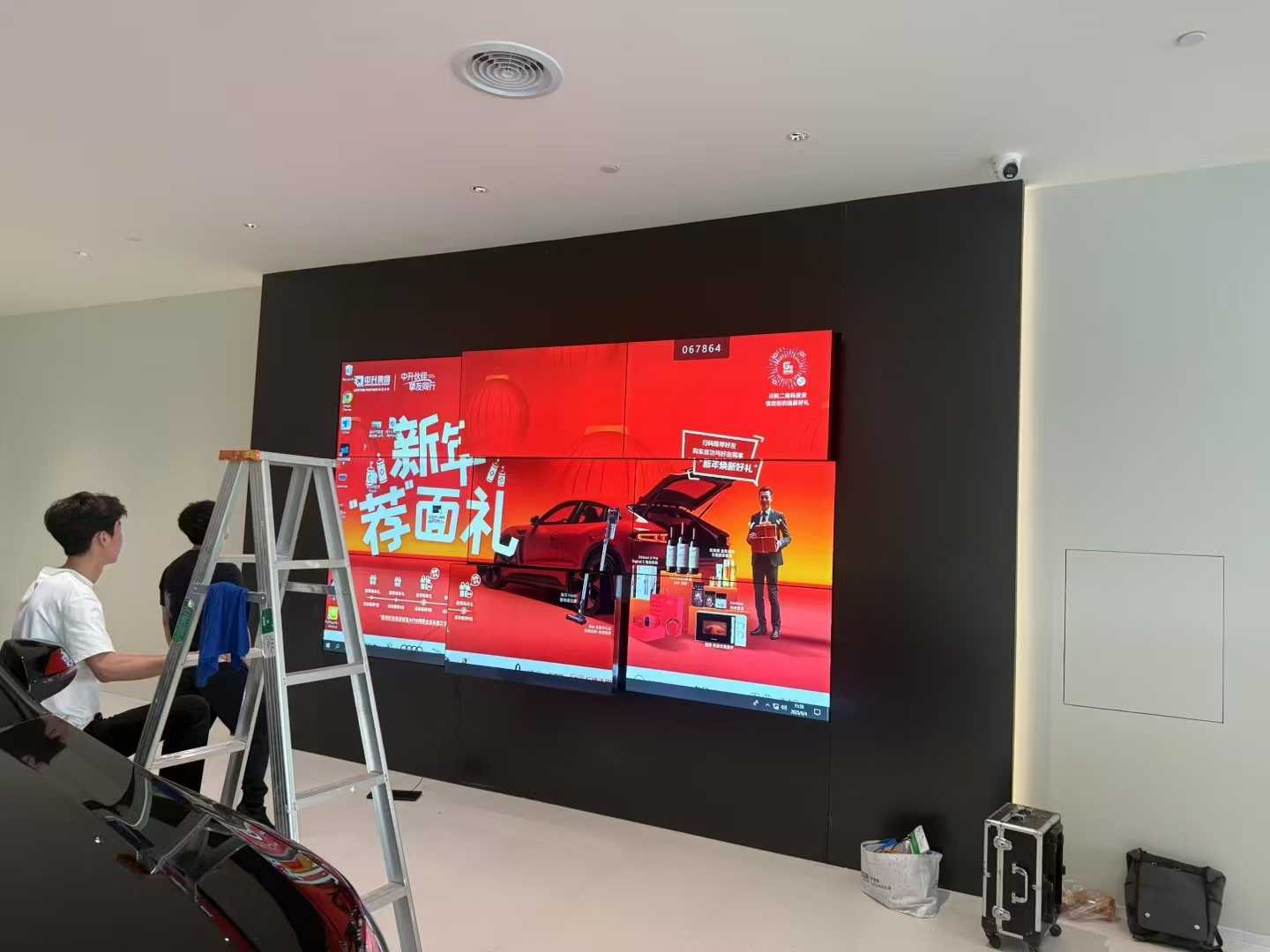 4s case with Skyworth splicing video wall