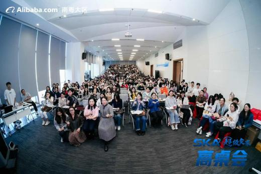 Cindy tal-Aqua Gallery taqsam il-proċess ta'kwotazzjoni bħala Delegat fit-Taħriġ Alibaba High Table