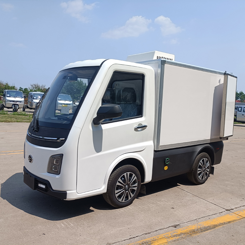 Manovrabilità ġeneroża użu konfortabbli mašinetta kompatta għall-erba