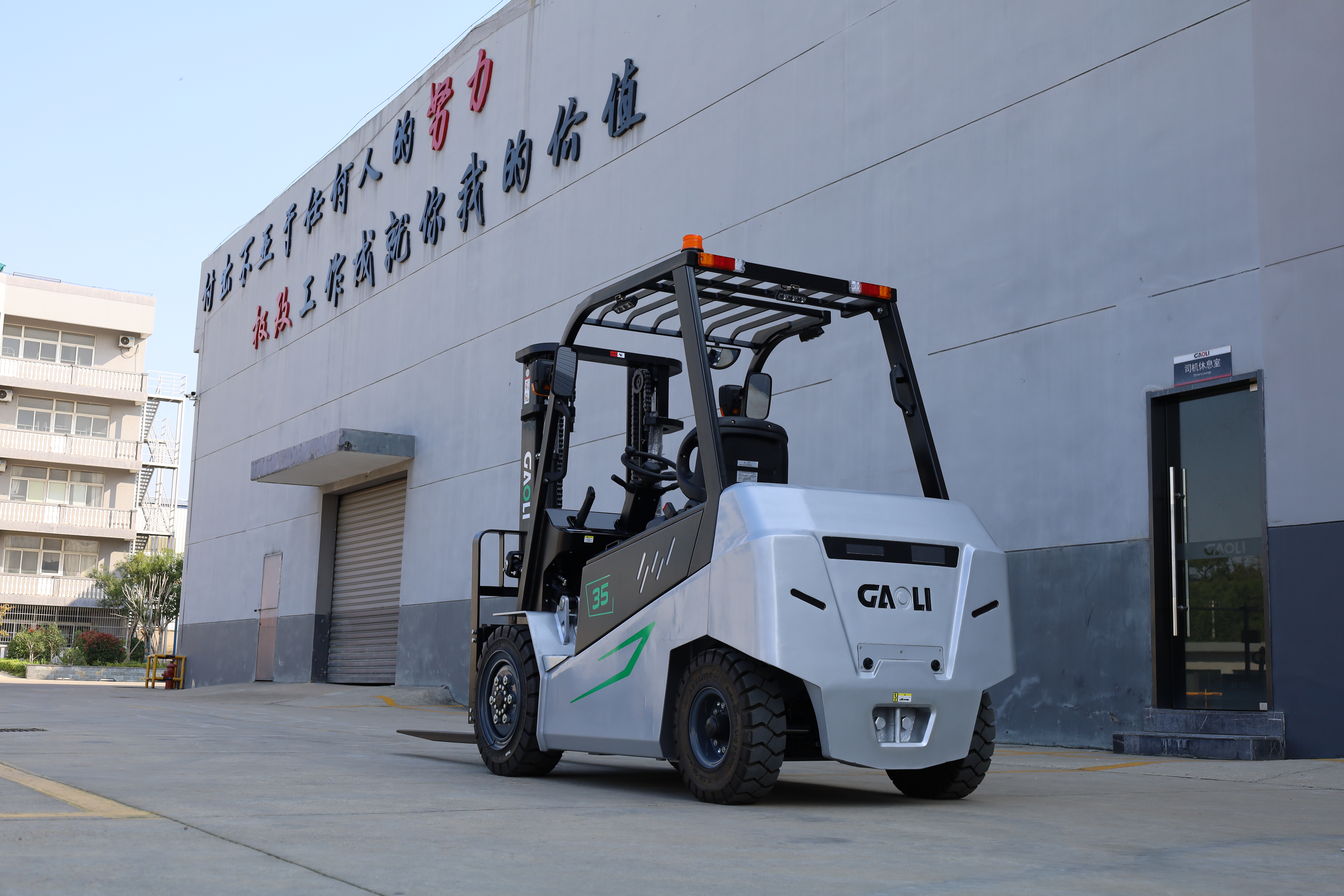 Which Pallet Stacker Type Is Best for Your Storage Needs?