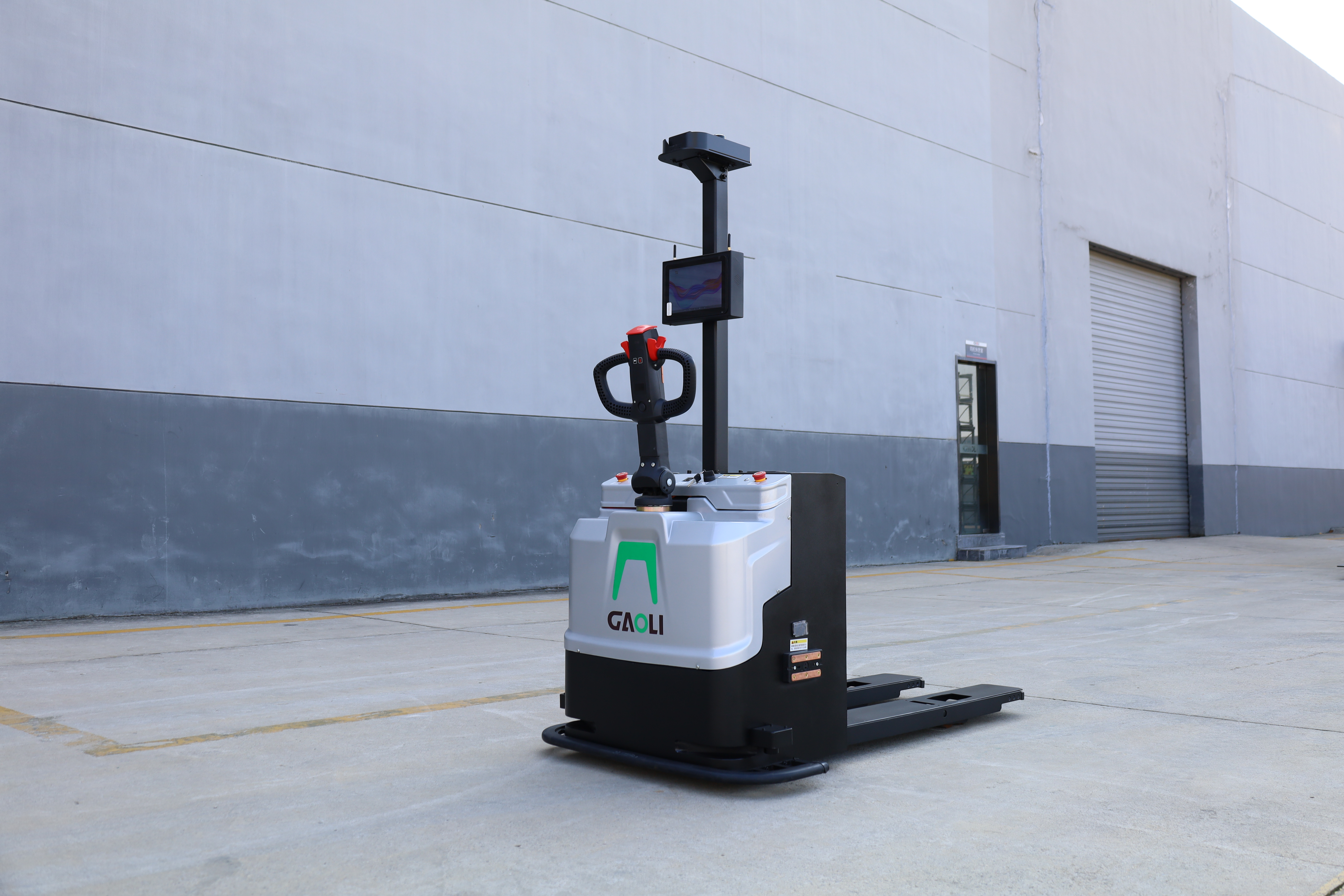 How Do Featured Forklifts Enhance Warehouse Productivity?