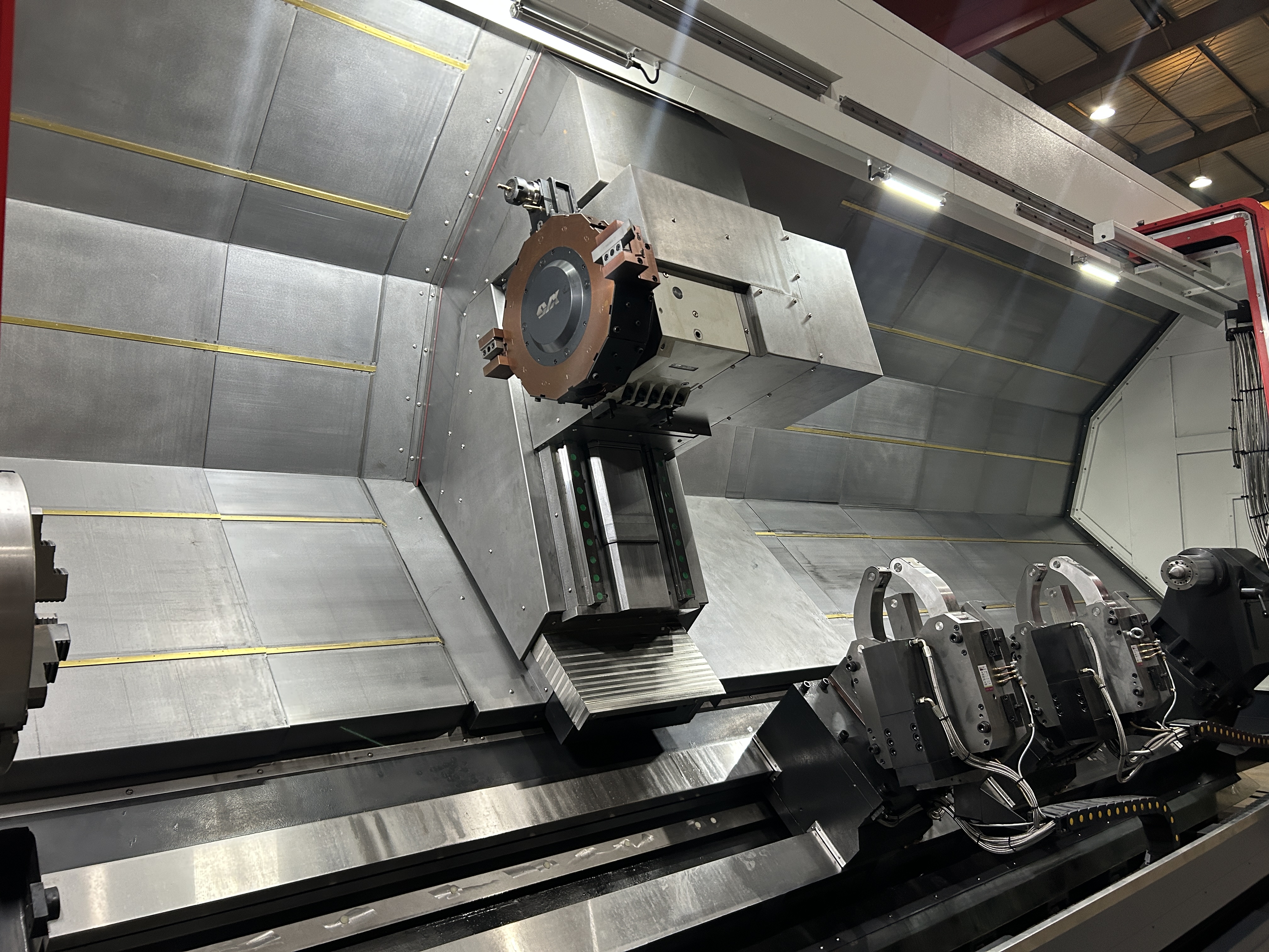 With stable and strong cutting force, DONGS CNC can handle large shaft parts with ease