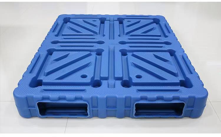 Plastic tray