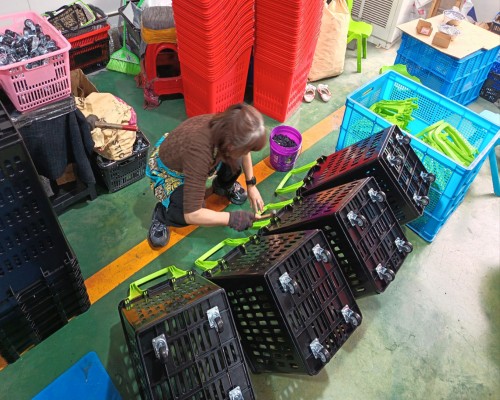 6.Install The Handle And Wheels Of The Basket