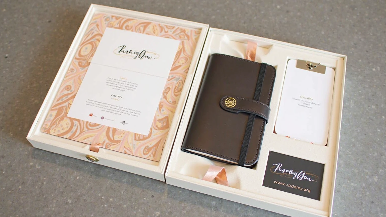 a customized magnetic closure box1.png