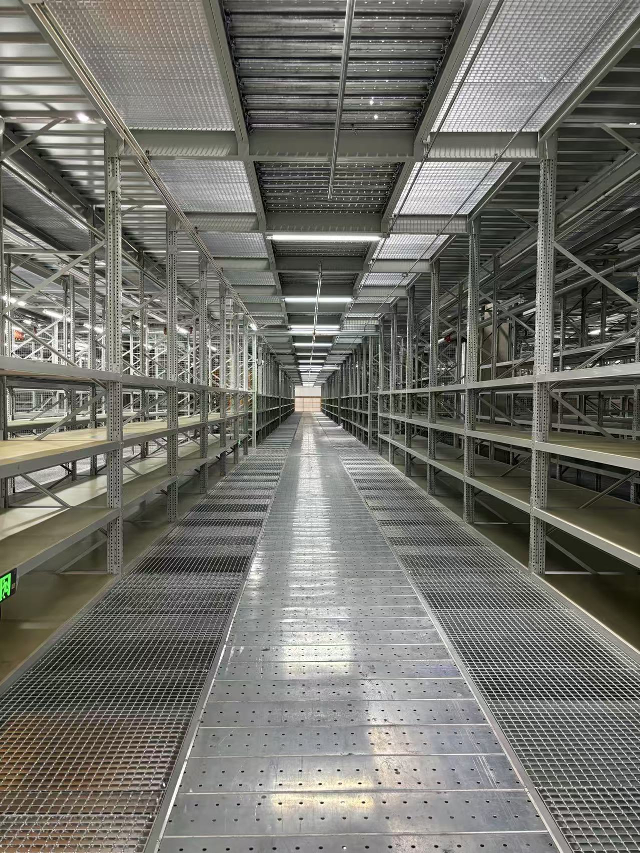 다재다능한 스테인레스 선반이 어떤 디자인에도 잘 어울림