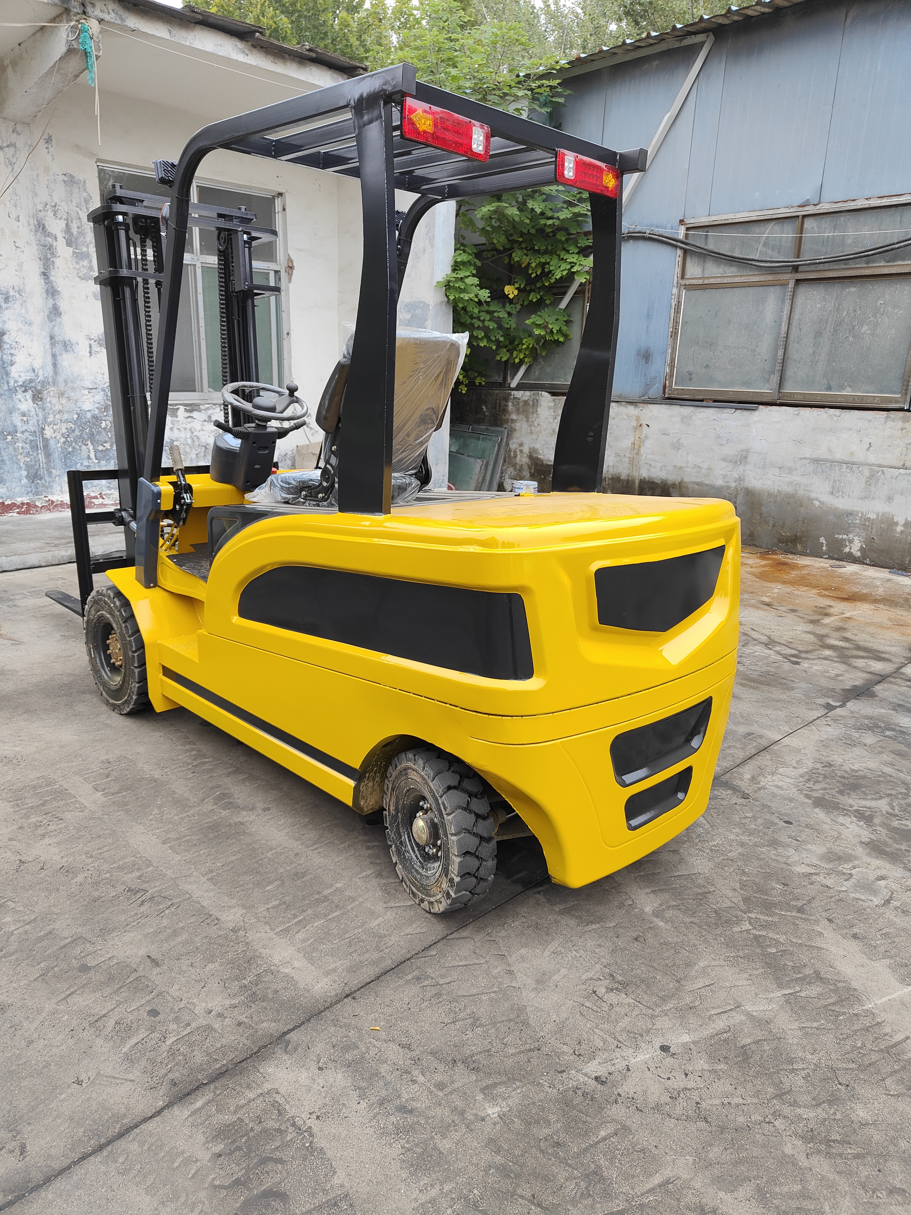 HT25 electric forklift