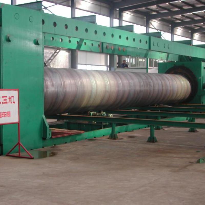 Achter die skiene by 'n pypfabriek produsie lyn