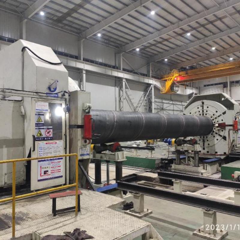 Naukeurige ingenieurswese by 'n pypfabriek fasiliteit