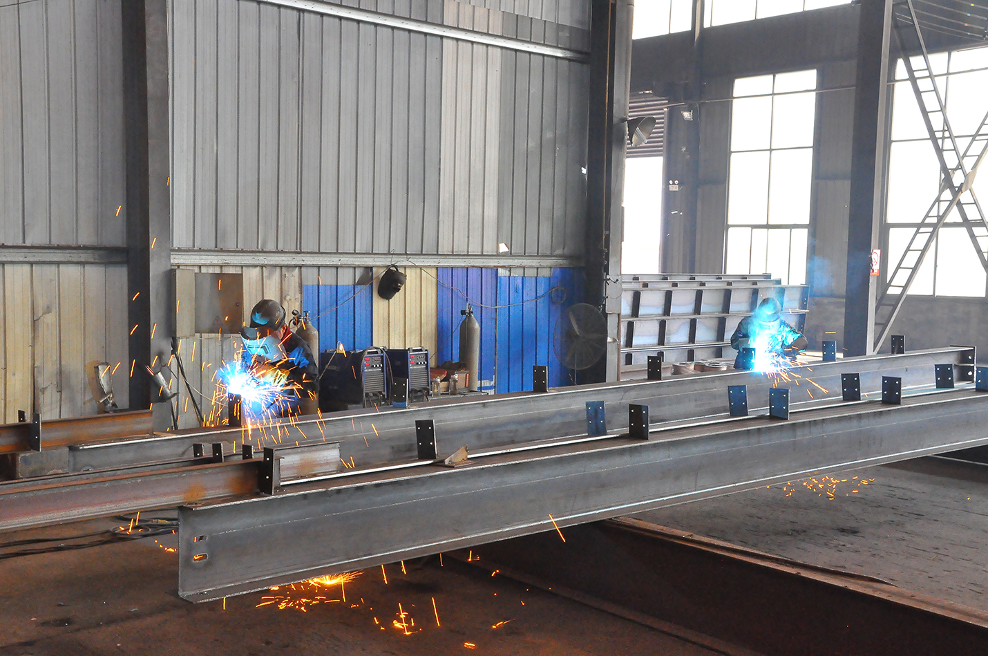 Економически ефективни решения за съхранение със стоманни набори за съхранителни сгради