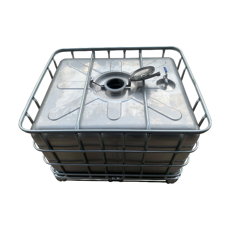 Bekvämligheten med en plasttank med metallkorg för alla dina lagringsbehov.