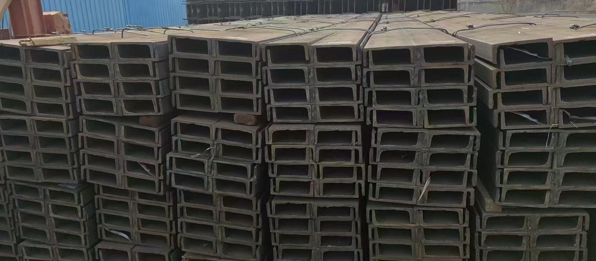 מכלול רחב של צינורות חסרי חתך בגדלים וחומרים שונים