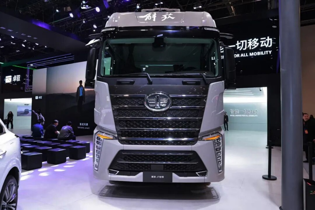 FAW Jiefang חושפת ביריד האוטו של פקין את מודל הנהיגה הראשון לרכב מסחרי שמתבסס על דגם LLM מקצה לקצה