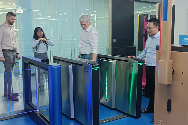 Polish customers visit Chi’an Technology to investigate advertising gates and speed gates products