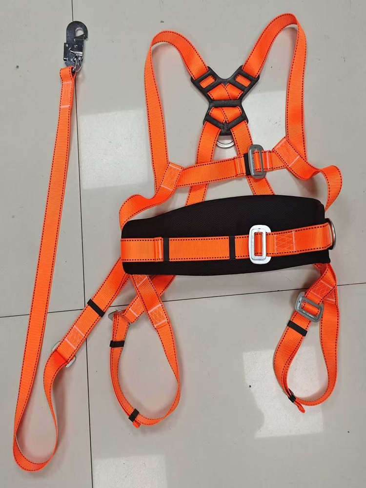 Bezpečnostný pás (bezpečnostné držiaky pre plotovú sieť, zasadené do zeme, ochranná sieť, izolačná varovná páska, podporné stojanové stĺpy)