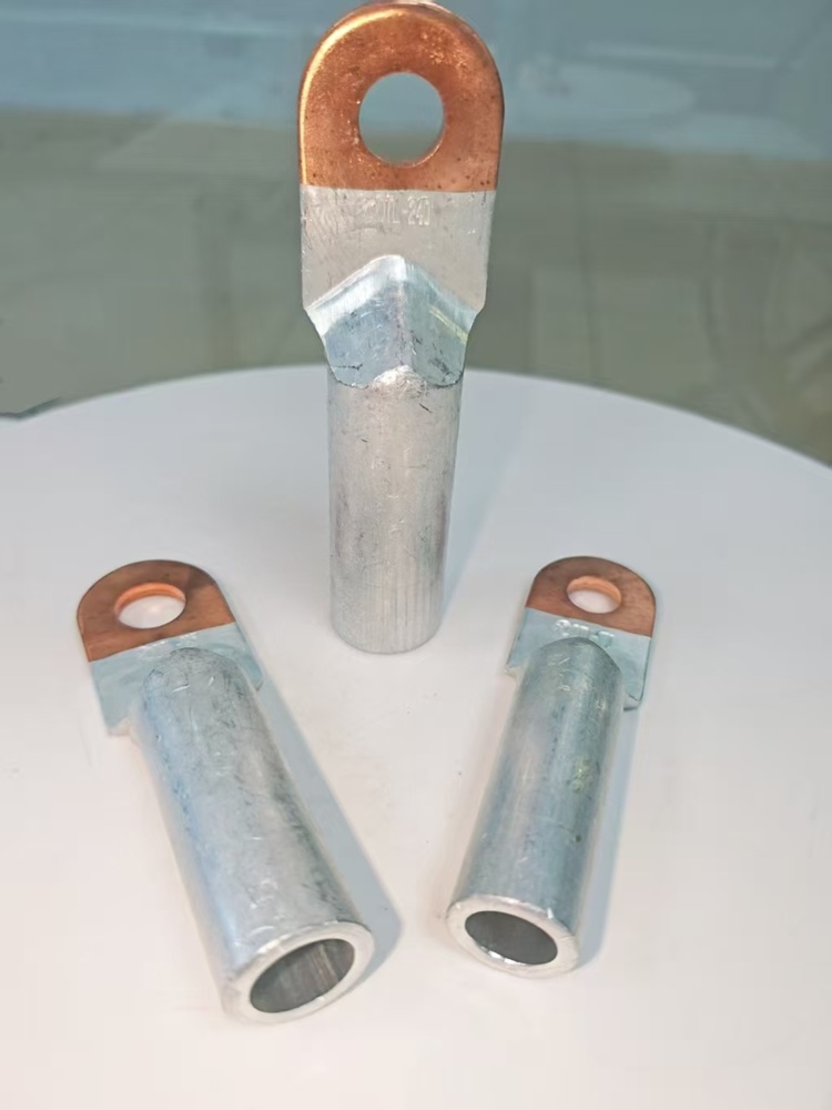 Daudzpusējs cauruļu savienotāja stiprinis, piemērots dažādiem cauruļu materiāliem un izmēriem, nodrošinot elastību un vieglu uzstādīšanu.