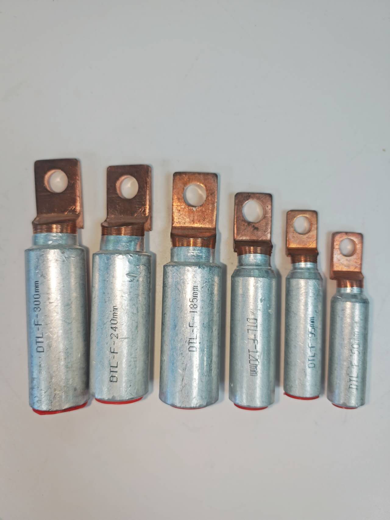 Préimi compeatachta agus lúibheanna iolracha ar fáil do cheannóirí i bhformhór