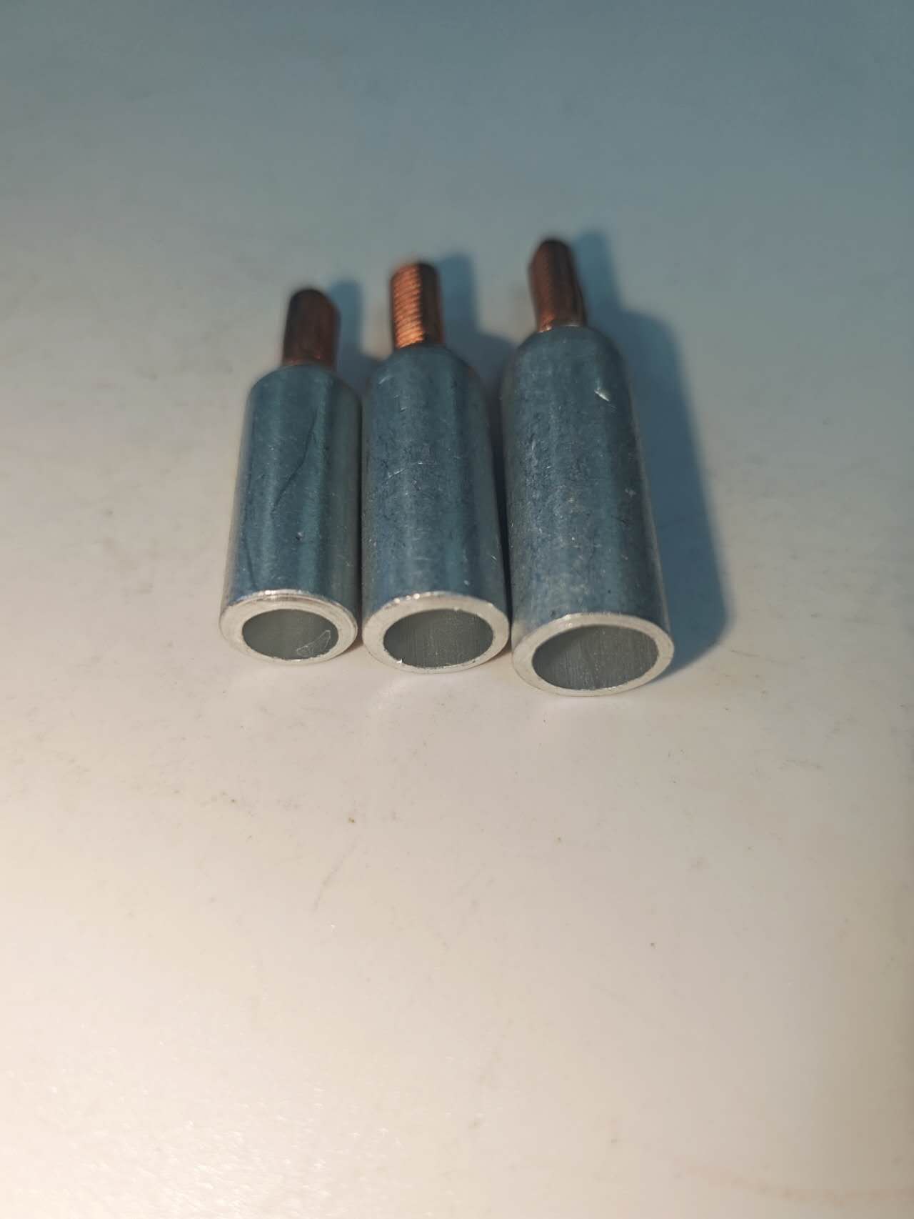 Версатилни цинкарани стегови за каблове за разне примене