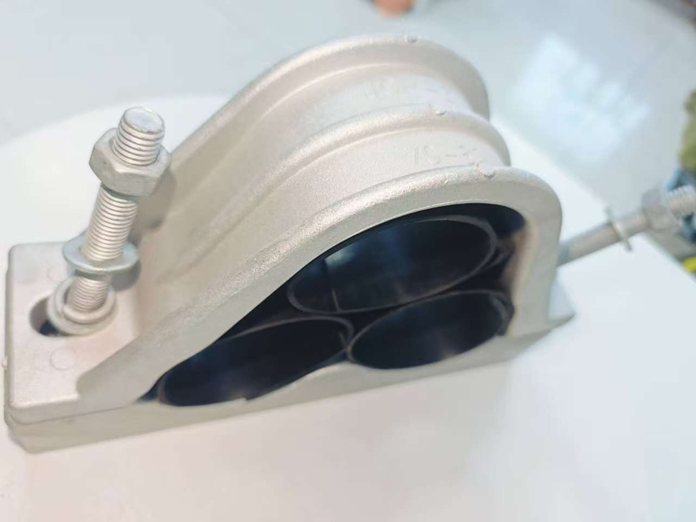 Rögzítő szerelvények (JGP hárommagos háromszög alakú kábelcsipesz, Kábelkarika, Alumínium kábelkapocs)