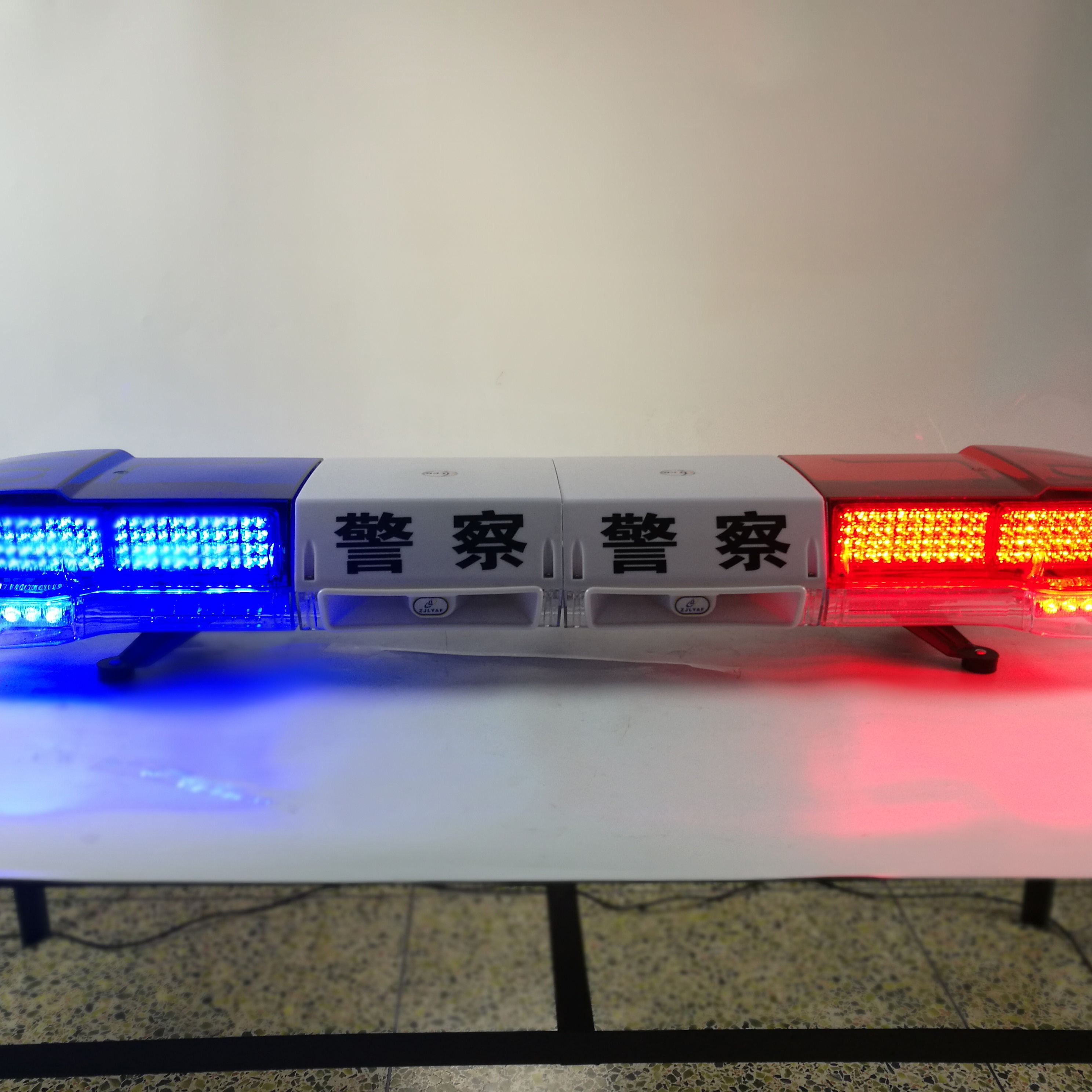 信頼性が高く長寿命の回転警告灯で、いつでも警戒態勢を維持