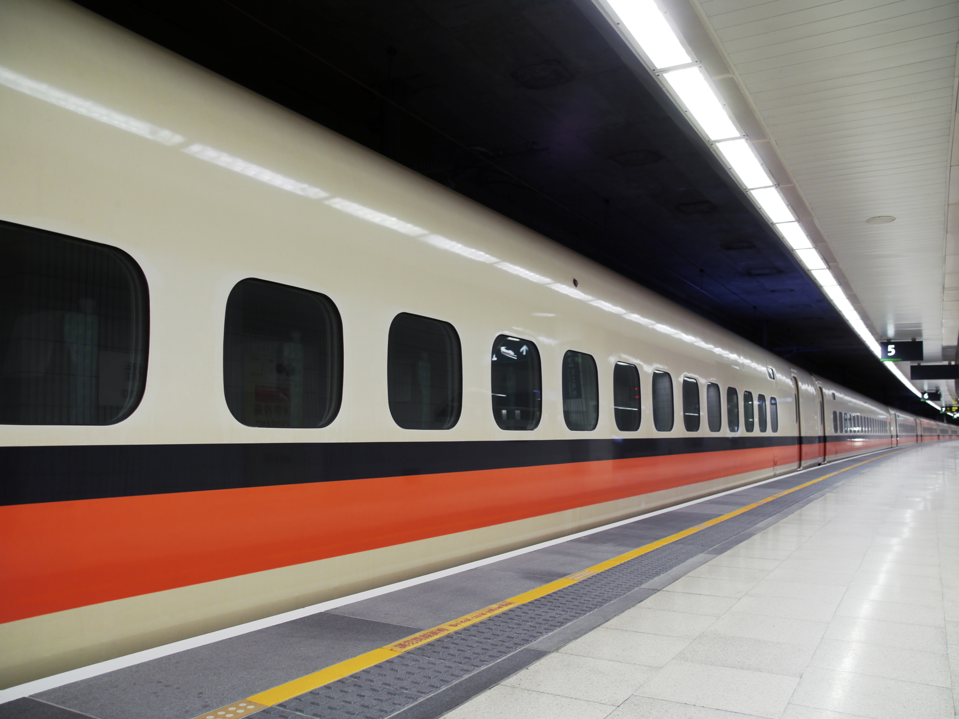 Sản phẩm nhựa polyester đổi mới, hướng đến các giải pháp bền vững và hiệu quả