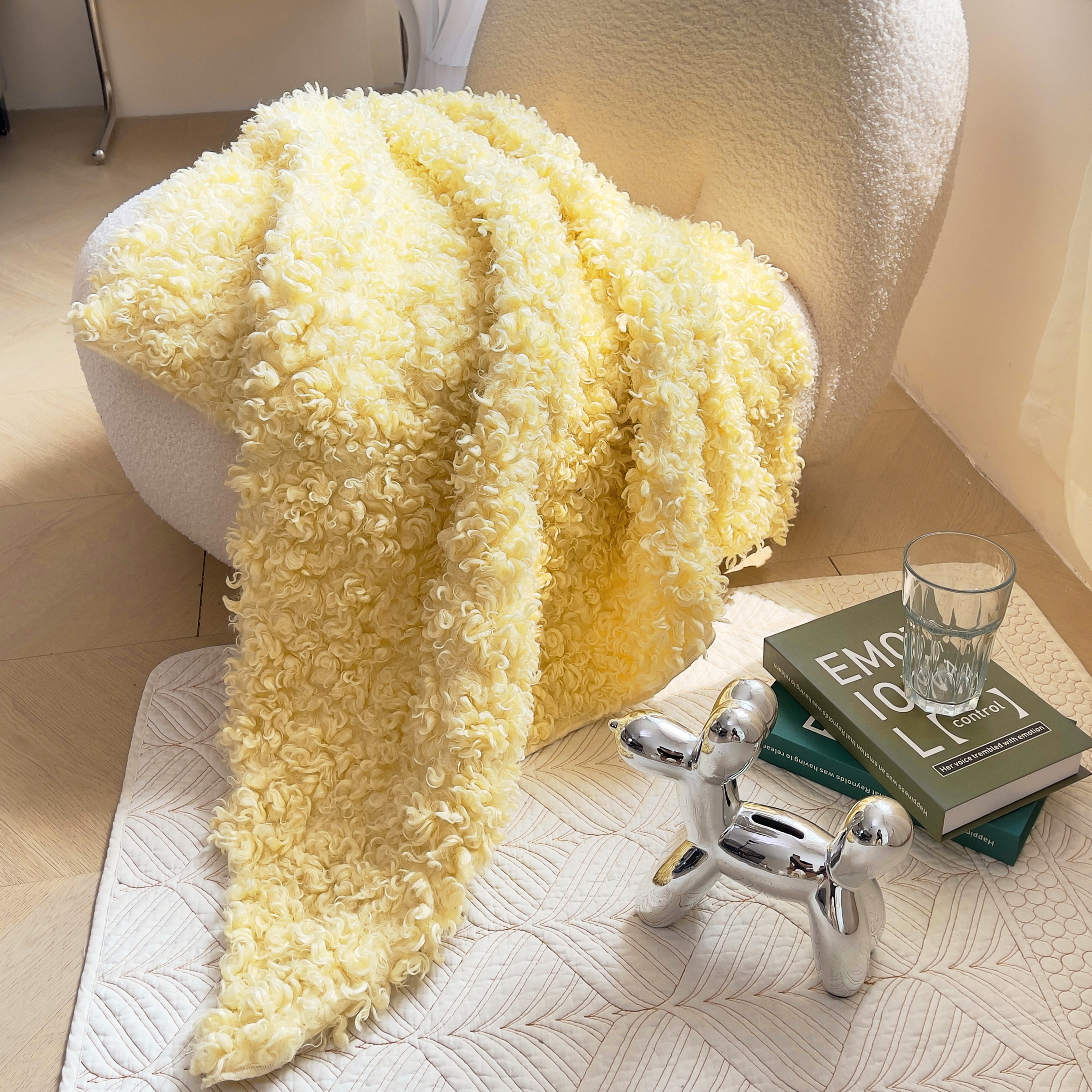 Perfetto per rannicchiarsi sul divano, questo spesso e caldo piumino di fleece è un must per qualsiasi casa