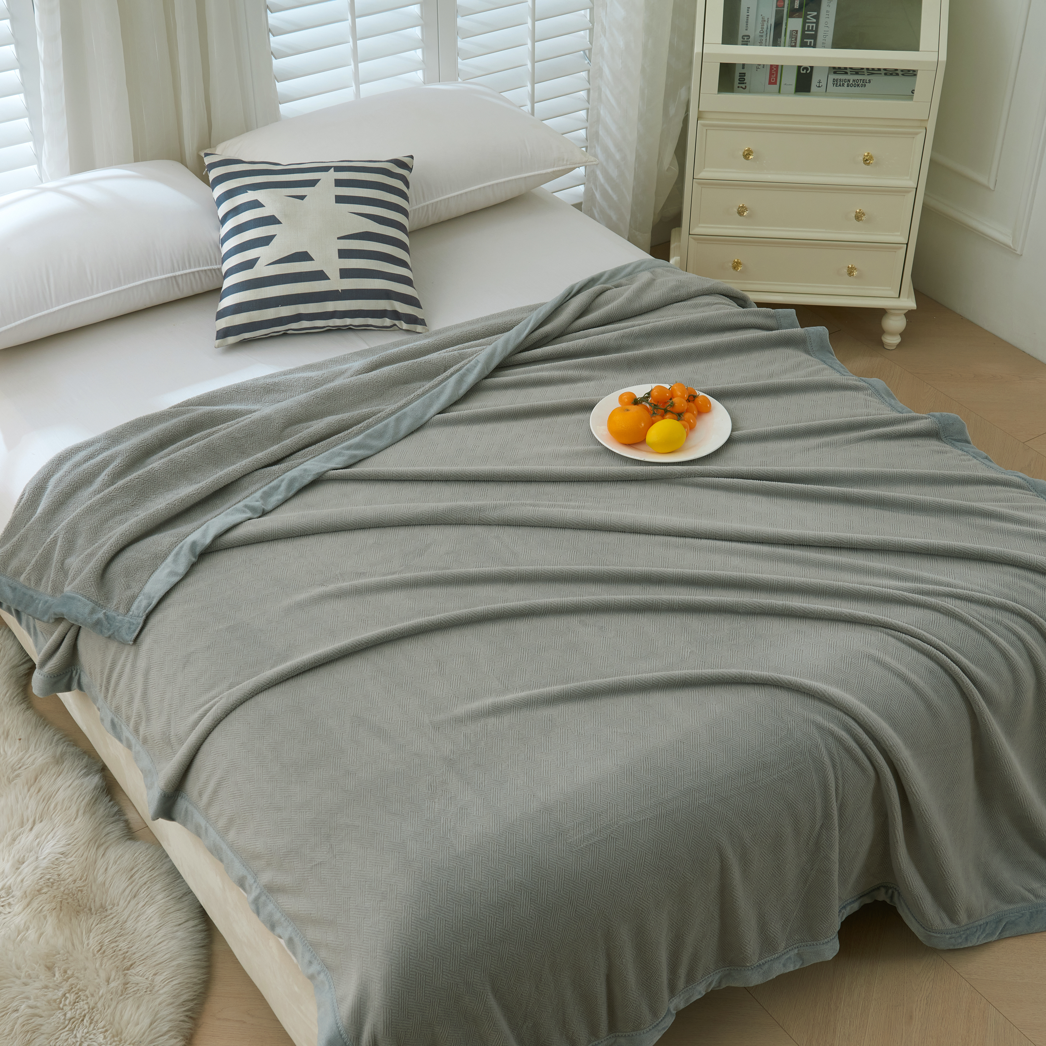 Realizzato in fleece di alta qualità e morbida, questa coperta diventerà sicuramente il vostro nuovo preferito per stare al caldo