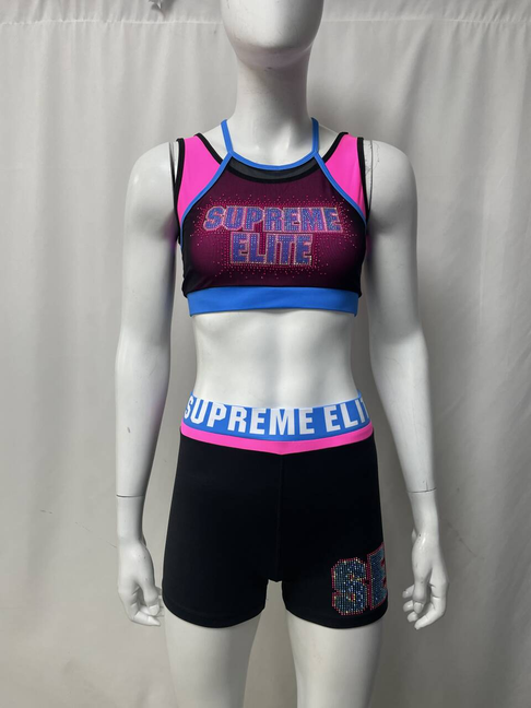 Pysy ajan tasalla muodissa meidän crop-housujen ja shortsemme avulla