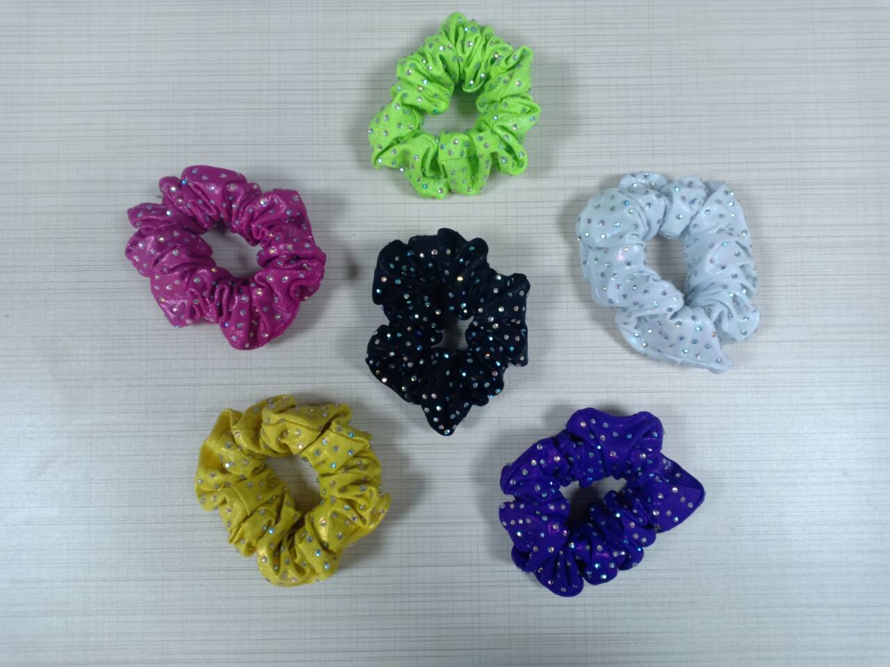 हमारे टॉप सेलिंग थोक स्क्रंची हेडबैंड के साथ प्रतिस्पर्धा में आगे रहें