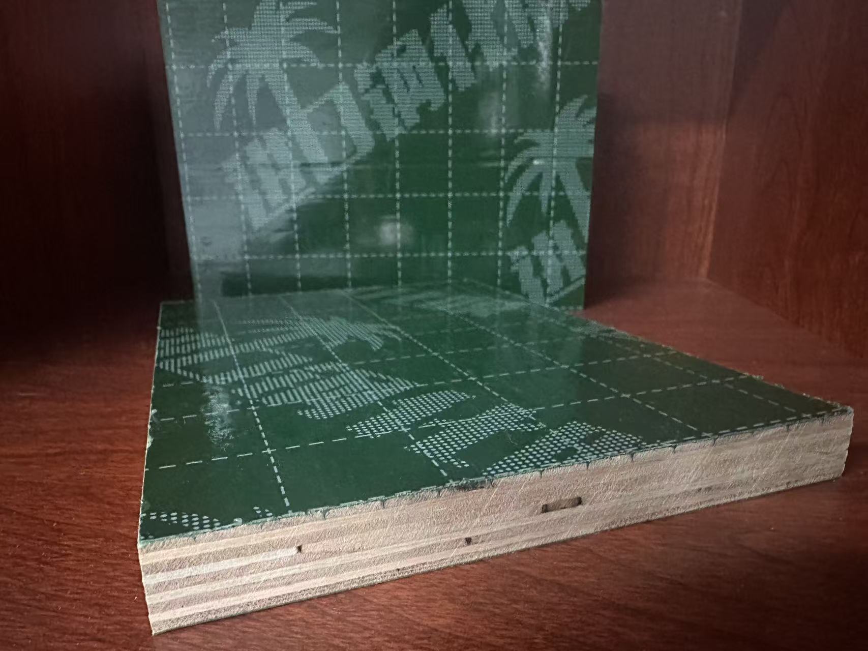 أين يمكن العثور على موردين موثوقين للخشب الرقائقي المطلي بطبقة فيلمية بلون بني، أسود، أحمر، أخضر بأسعار الجملة؟