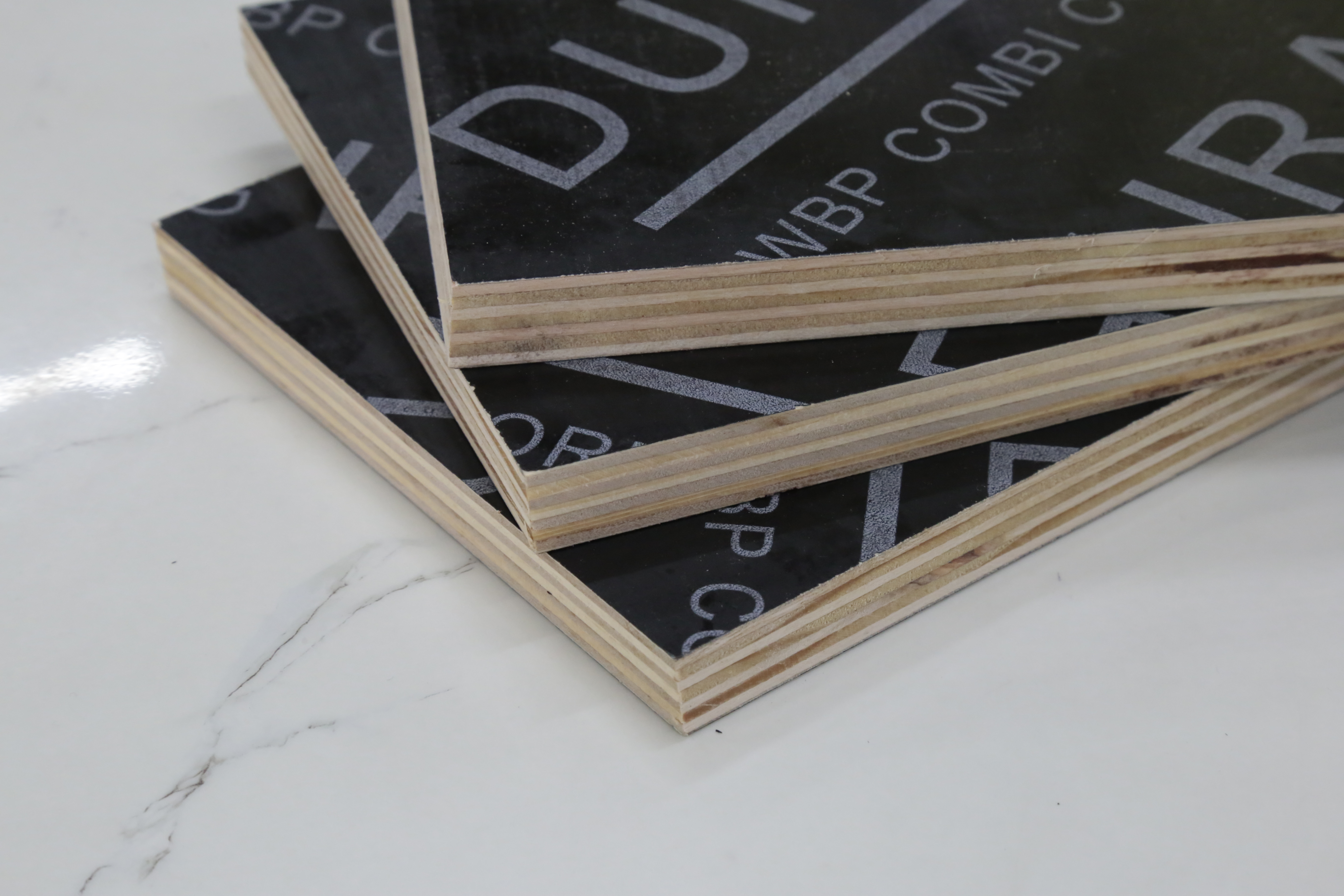 프로젝트에 21mm와 27mm 멜라민 접착제 거푸집을 사용하는 장점은 무엇인가요?