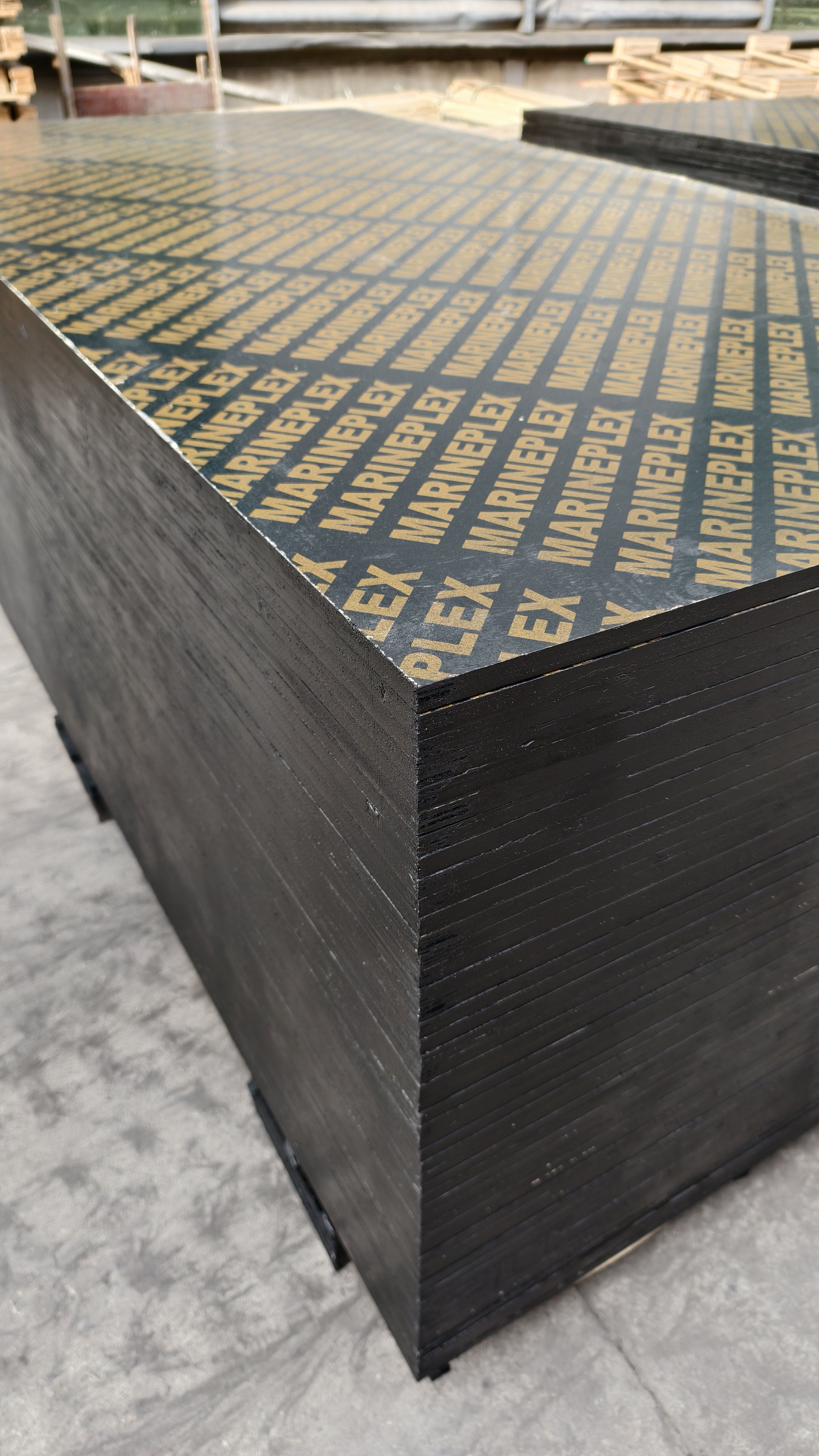 ما هي المشكلات الشائعة في استخدام الخشب الرقائقي المطلي بطبقة فيلمية بلون بني، أسود، أحمر، أخضر؟