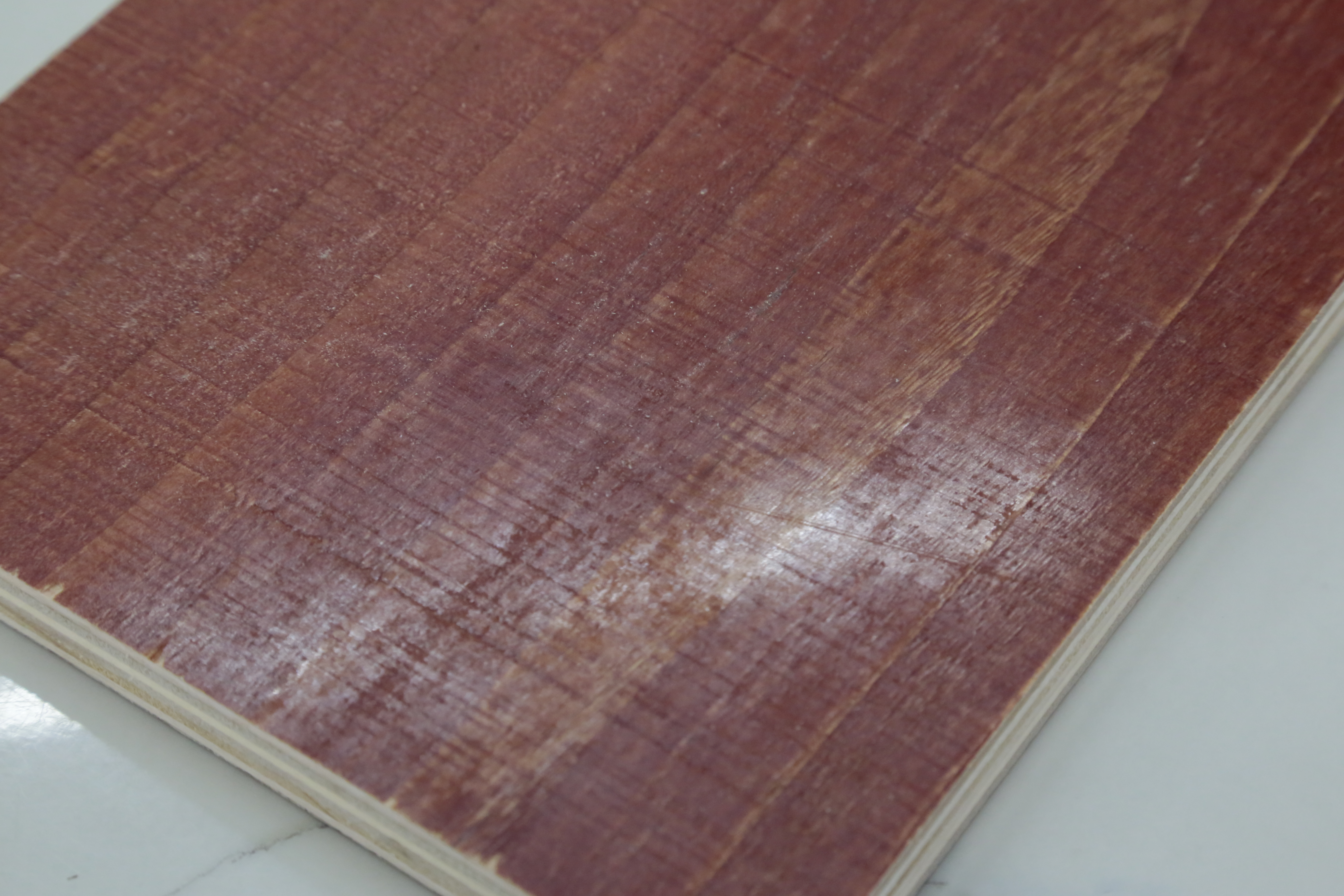 Quomodo tabula lignea 18 mm tuae structurae opus auxiliari potest?