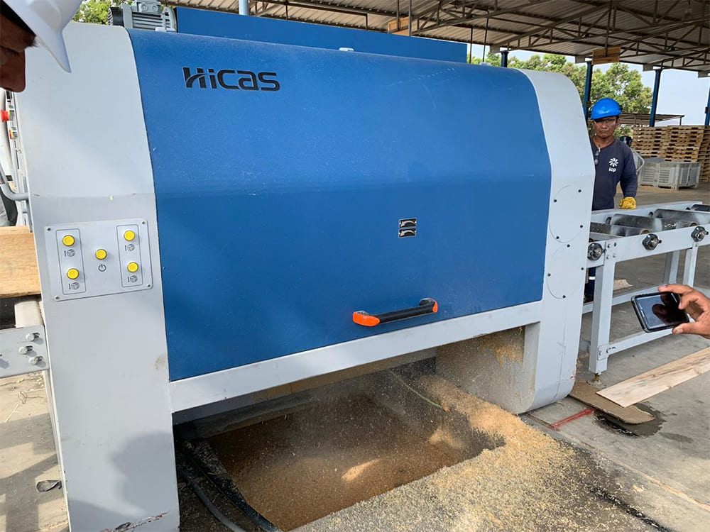 Automatic multi rip saw for solid wood timber