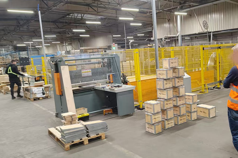 Nailless collapsible plywood box production line (4).jpg