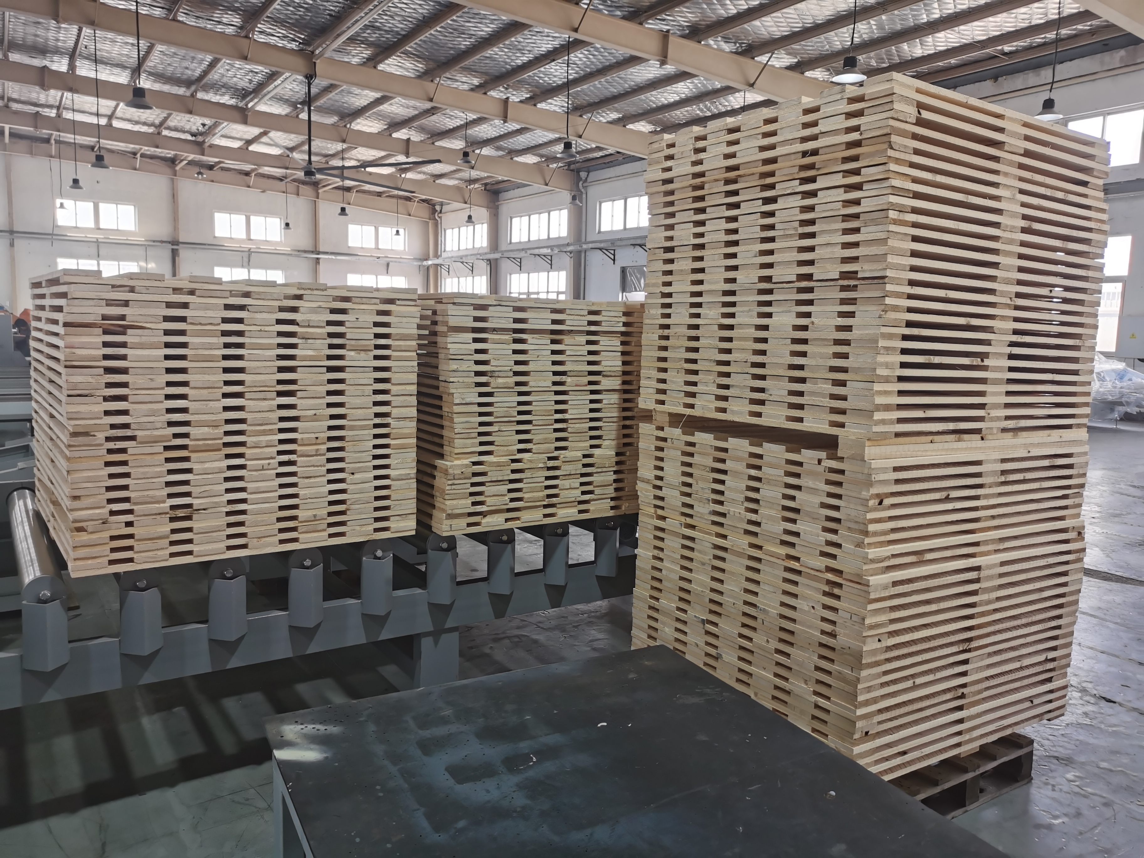 SF2000 Automatic Wooden Pallet Deck Nailing Machine with Stacking Table supplier