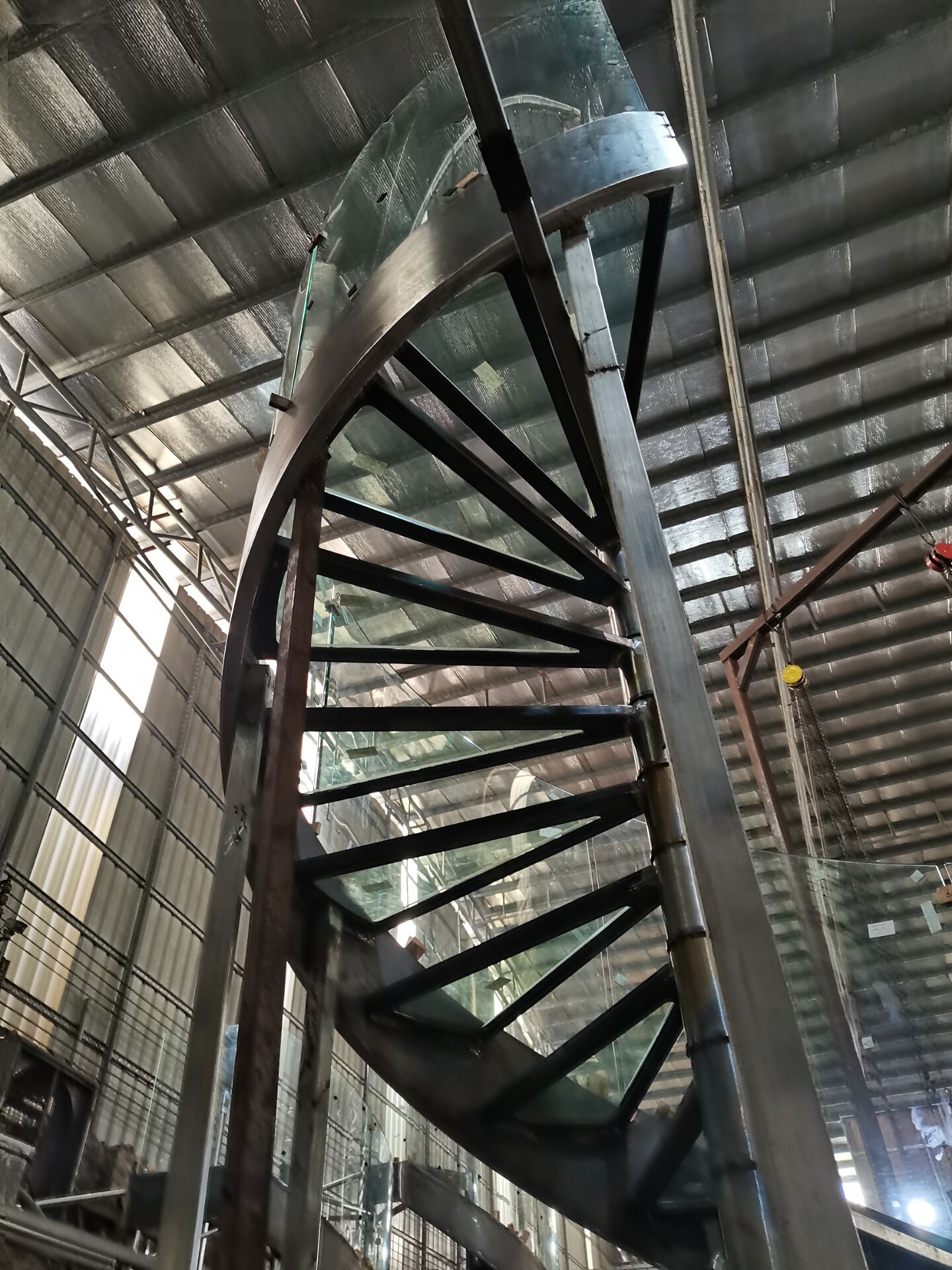 Fancy design modern floating stairs with matte black mono stringer white oak wood steps glass railings from Foshan factory details
