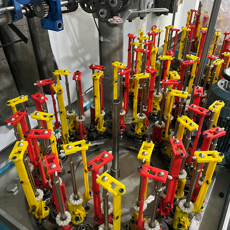 Çeşitli kumaş türleri için çok yönlü makine