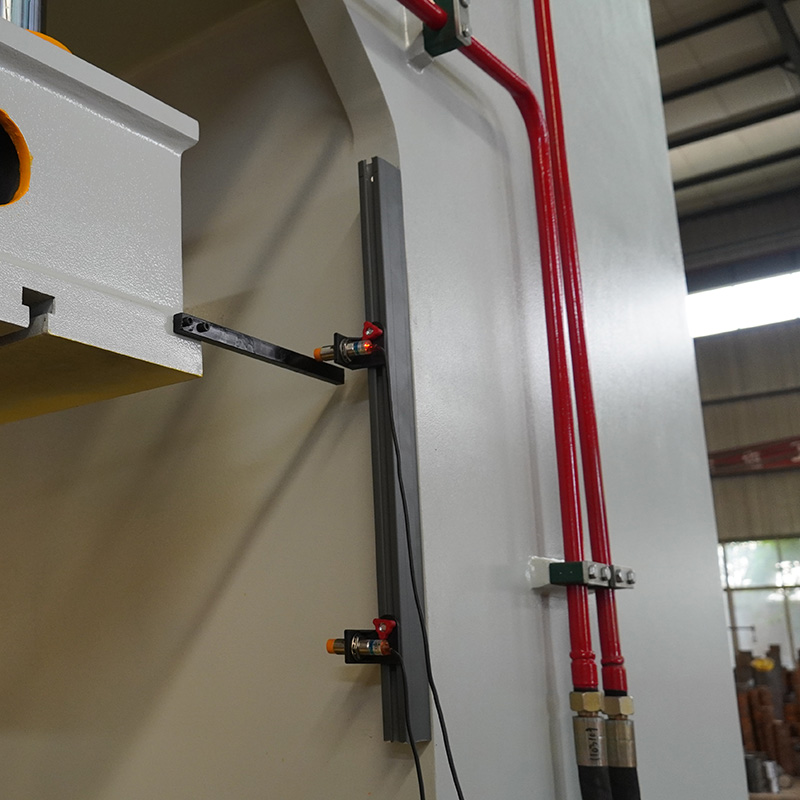 Nadun 250t Single Column C Frame Hydraulic Press Machine With Four Column Guiding manufacture