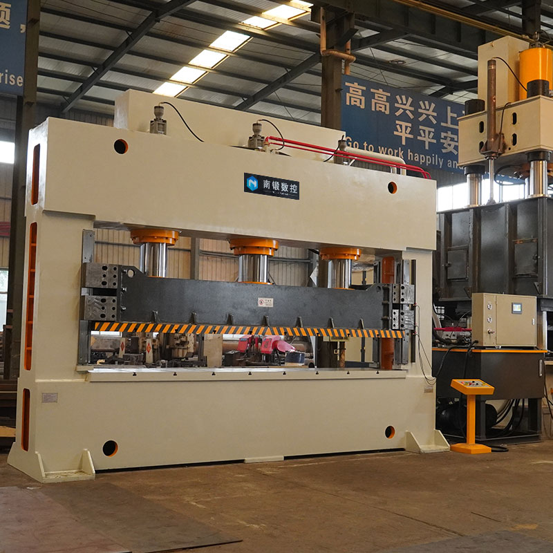 Точність та постійність у формуванні за допомогою гідропресу