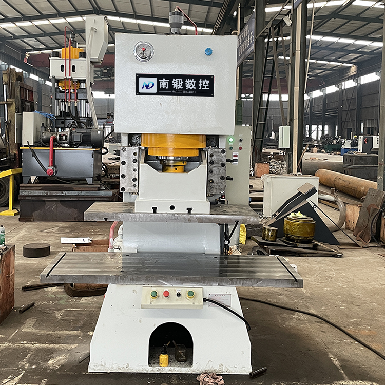 Freisetzen von Geschwindigkeit und Kontrolle mit Servo-Hydraulikpressen