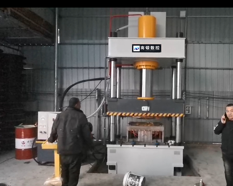a 315 ton hydraulic press is used for molding resin manhole covers-1