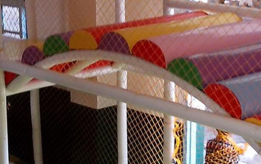 The sides of the ramp are tied directly to the safety netting to make sure that there no gaps or spaces in between.