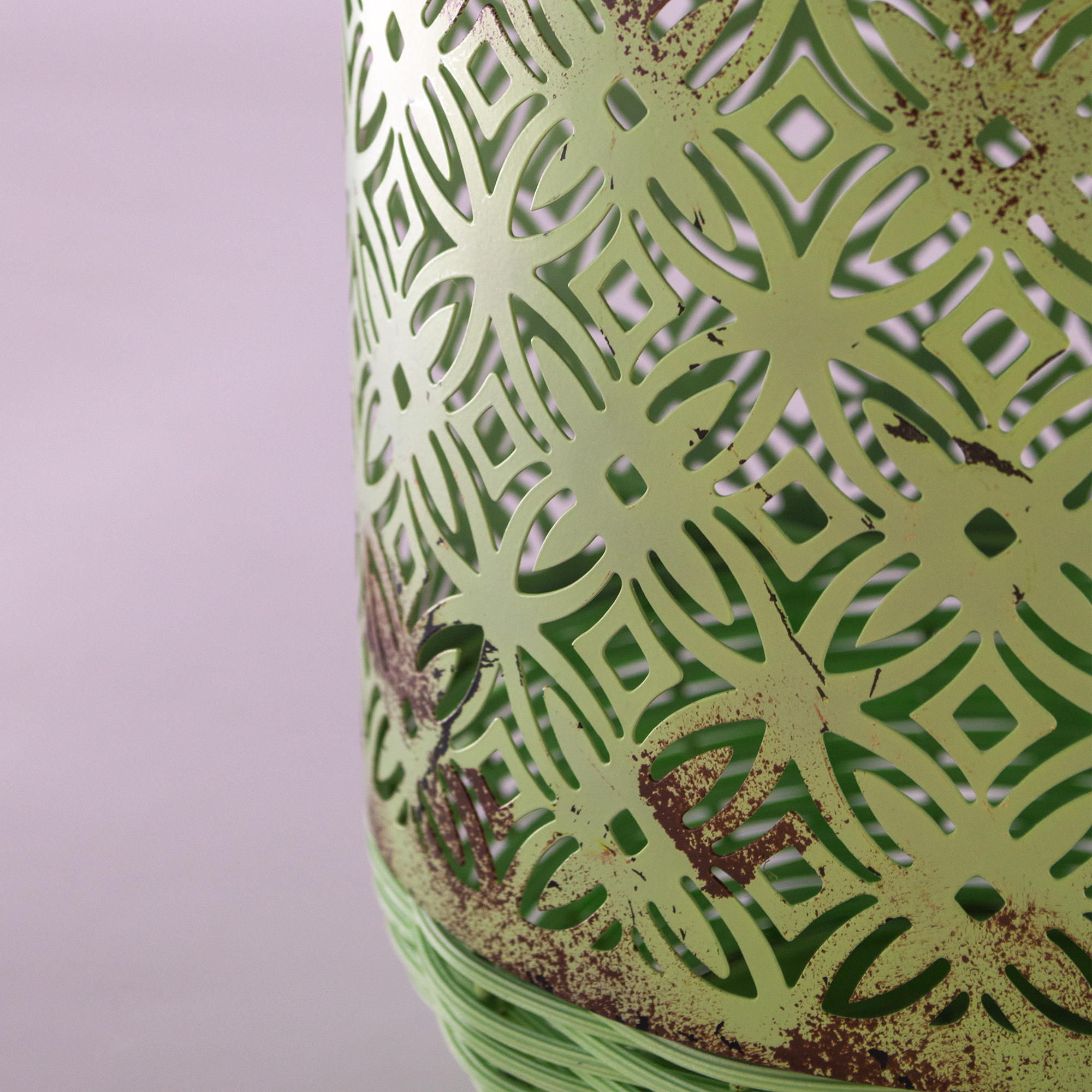 Bahçenizdeki rahat bir atmosfer yaratmak için dekoratif asılı güneş ışığı kullanın.