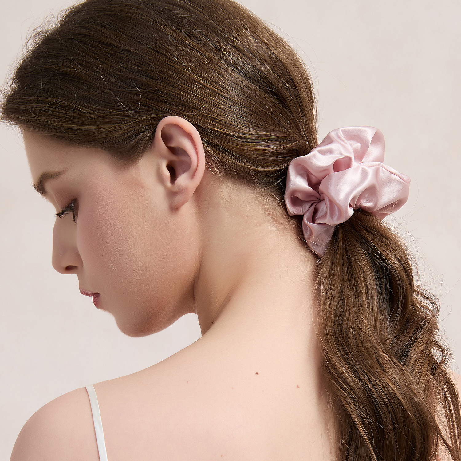 Hvordan hjelper 100 % murbærsilke-scrunchies med å forebygge skade på håret?