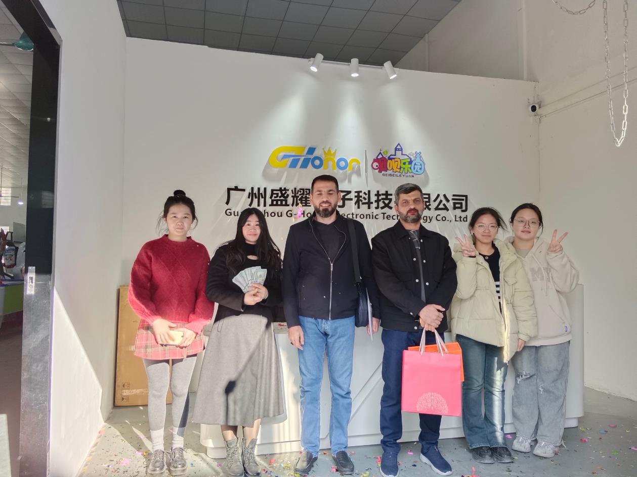 Iraqi customers visit our company, finalize orders and pay deposits on the same day