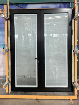 what are the differences between swing doors and sliding doors-3
